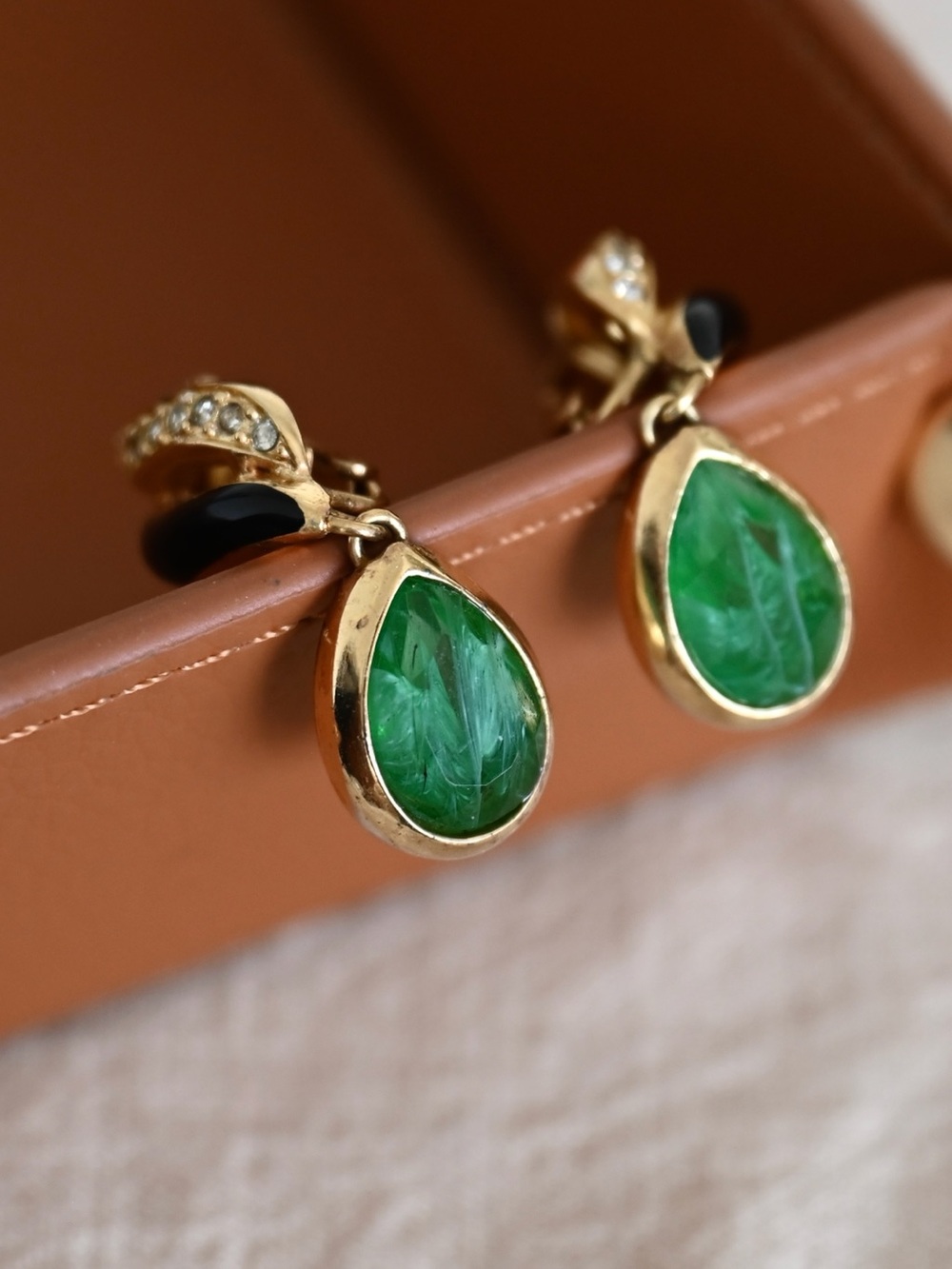 Authentic Vintage Dior Teardrop Green Swirly Glass Dangle Gold Clip-On Earrings - Picture 4 of 5